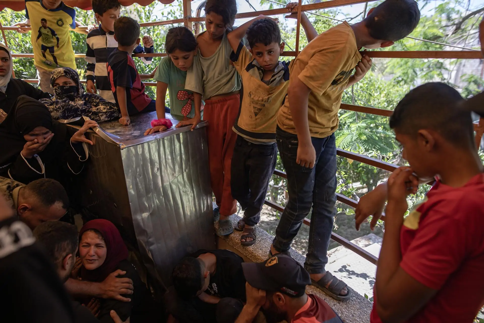 Restrictions imposed by Israeli forces at border crossings prevent the medical evacuation of thousands of Palestinian patients who cannot be cared for locally. Photo: EFE.