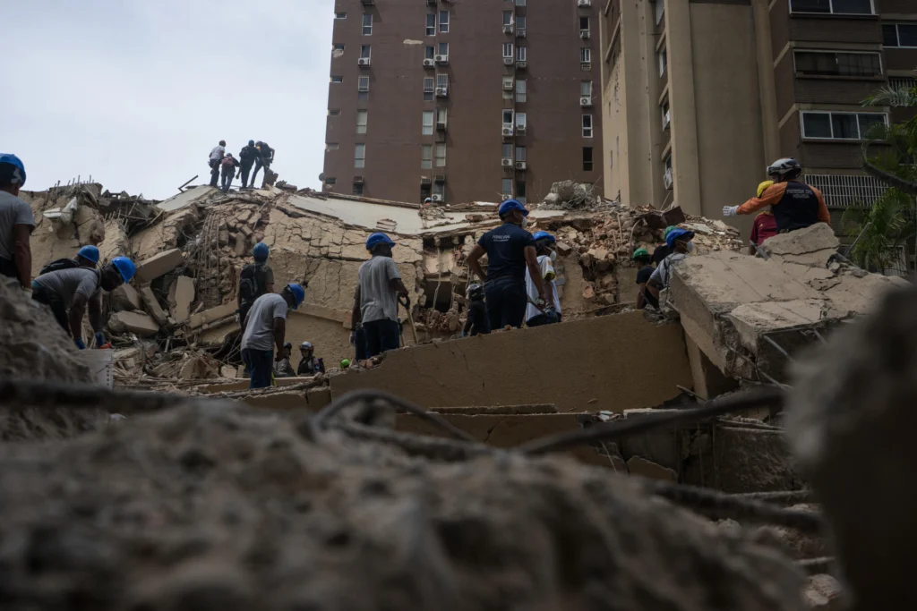To strengthen the rescue efforts, President Rodríguez requested the dispatch of international rescue teams. Photo: EFE.