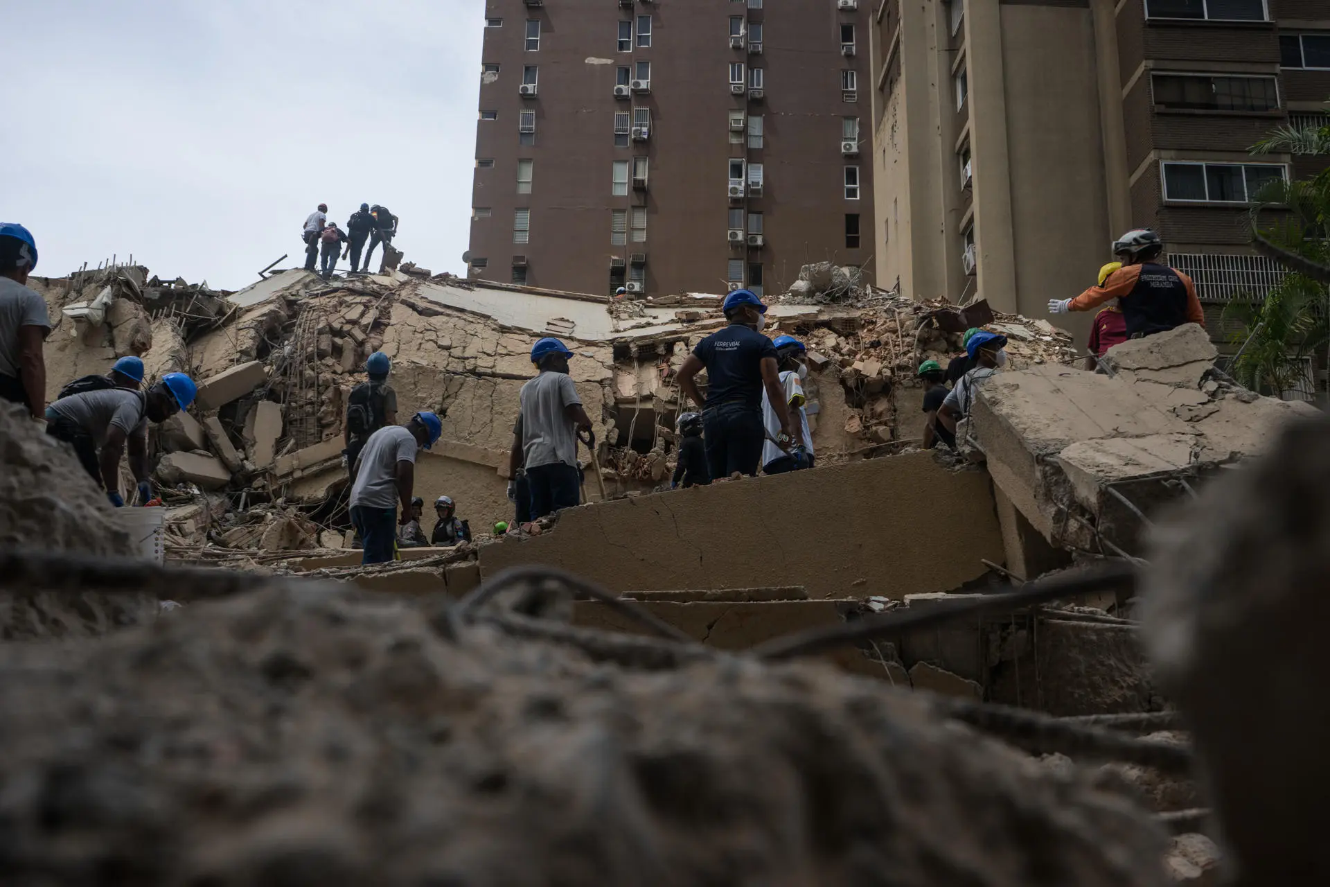 To strengthen the rescue efforts, President Rodríguez requested the dispatch of international rescue teams. Photo: EFE.