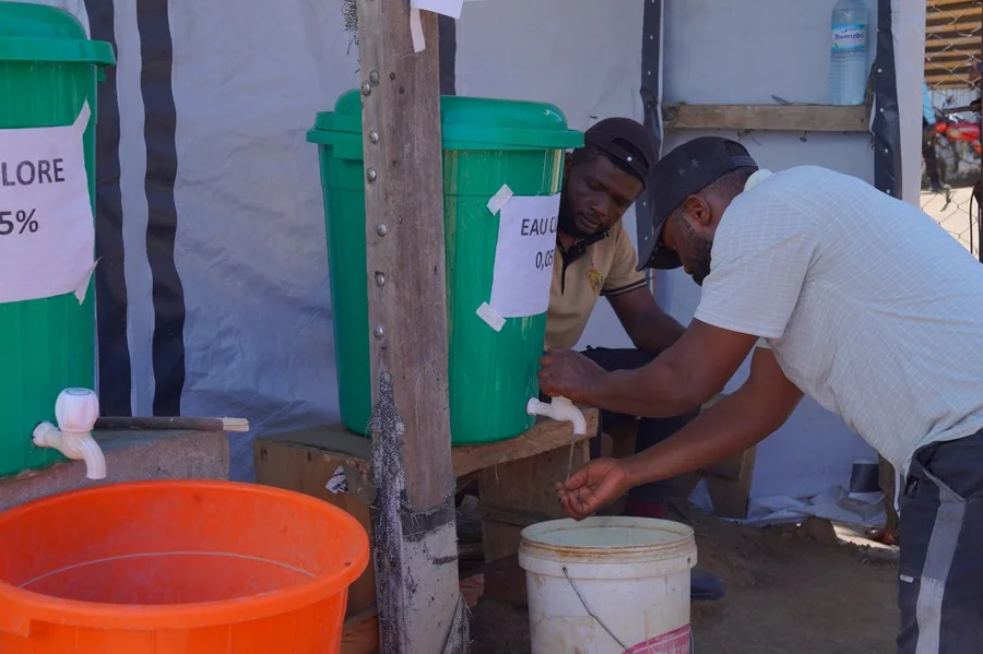 (FILE) A man washes his hand in DRC's capital, Bunia. Photo: EFE.