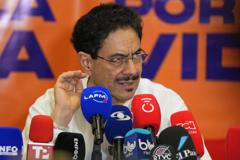 The candidate of the Historic Pact requests that an investigation be carried out into an alleged montage of self-assassination by his opponent Abelardo de la Espriella to alter the results of the second round of elections. Photo: EFE.