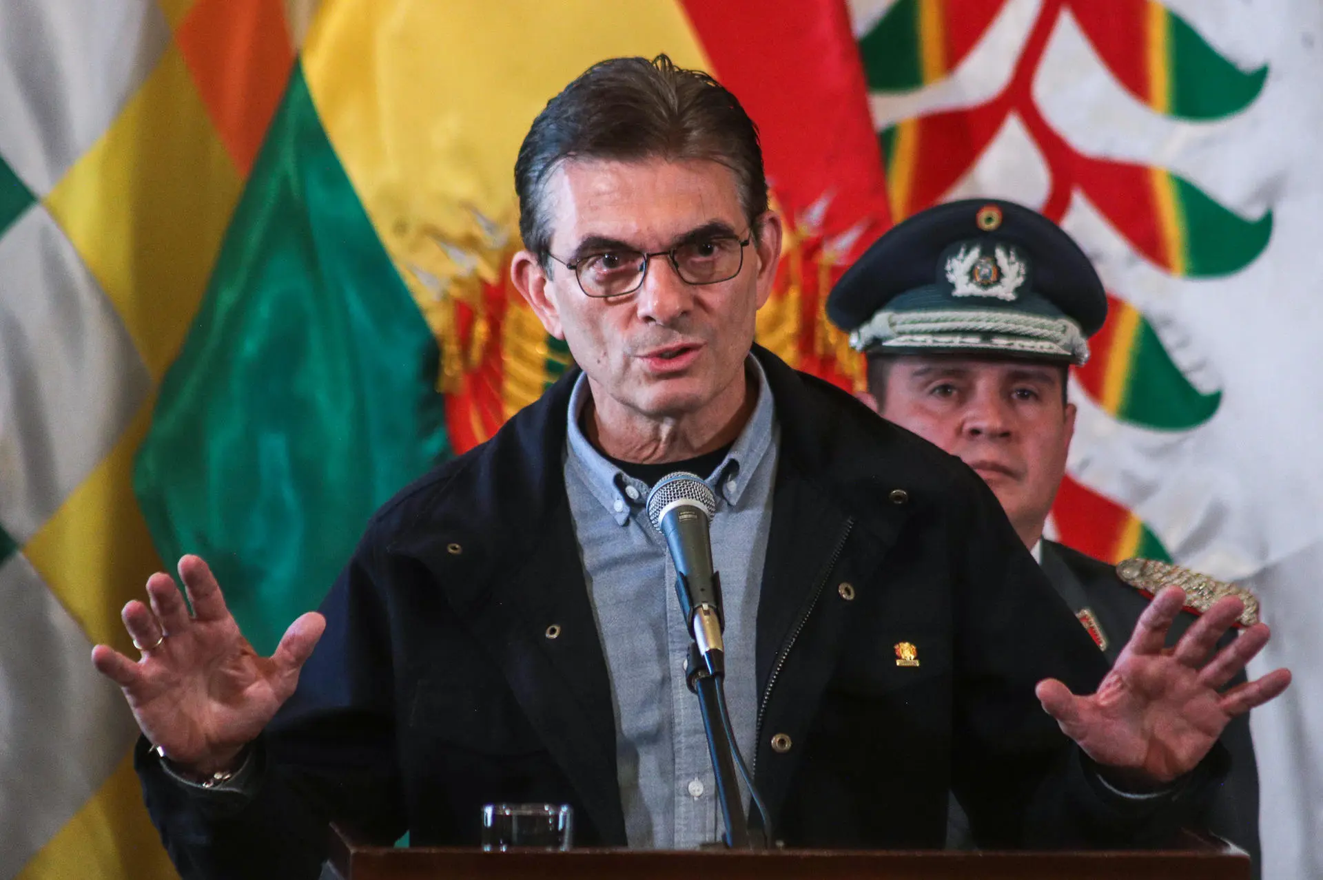 The regulation will empower the Army and the Police to suppress and disperse the more than 90 road blockades registered in eight regions of the country and the mobilizations of social sectors. Photo: EFE.