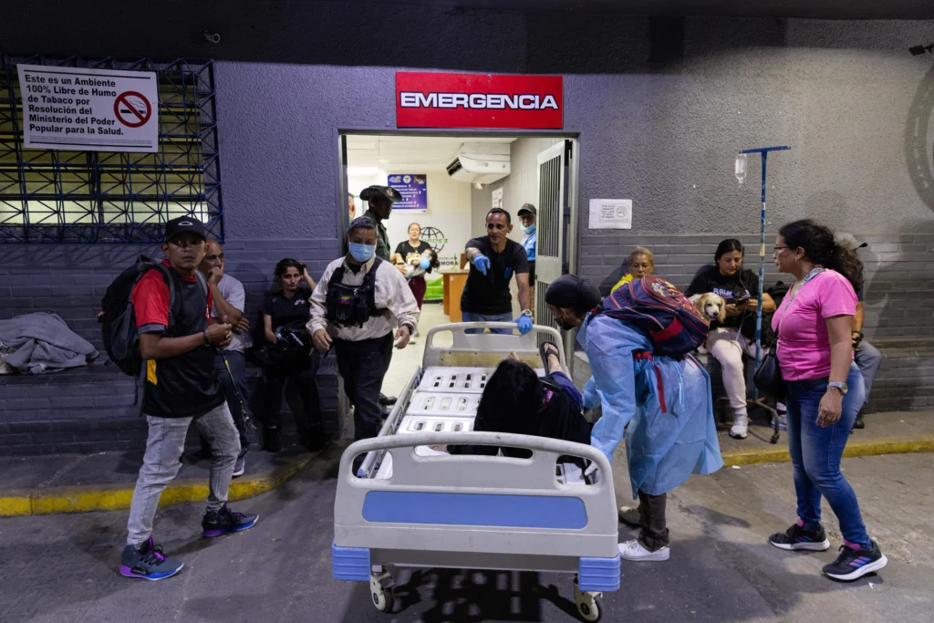 The national government coordinates public hospitals and private clinics to manage triage and medical emergencies in the Capital District and five states. Photo: EFE.