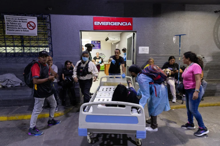 The national government coordinates public hospitals and private clinics to manage triage and medical emergencies in the Capital District and five states. Photo: EFE.