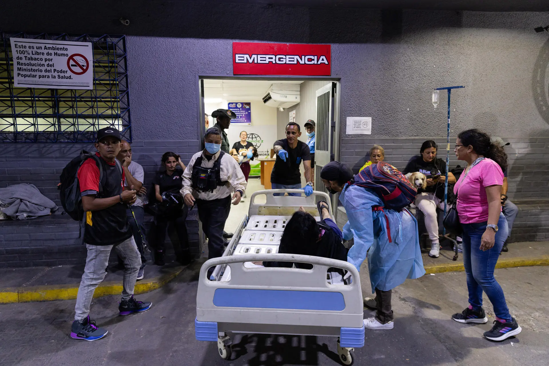 The national government coordinates public hospitals and private clinics to manage triage and medical emergencies in the Capital District and five states. Photo: EFE.