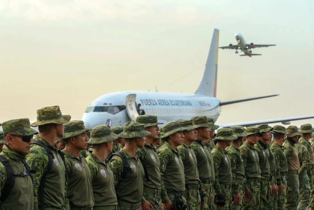 Image of members of the Ecuadorian army being deployed to several provinces amid the ongoing state of emergency. Photo: EFE.
