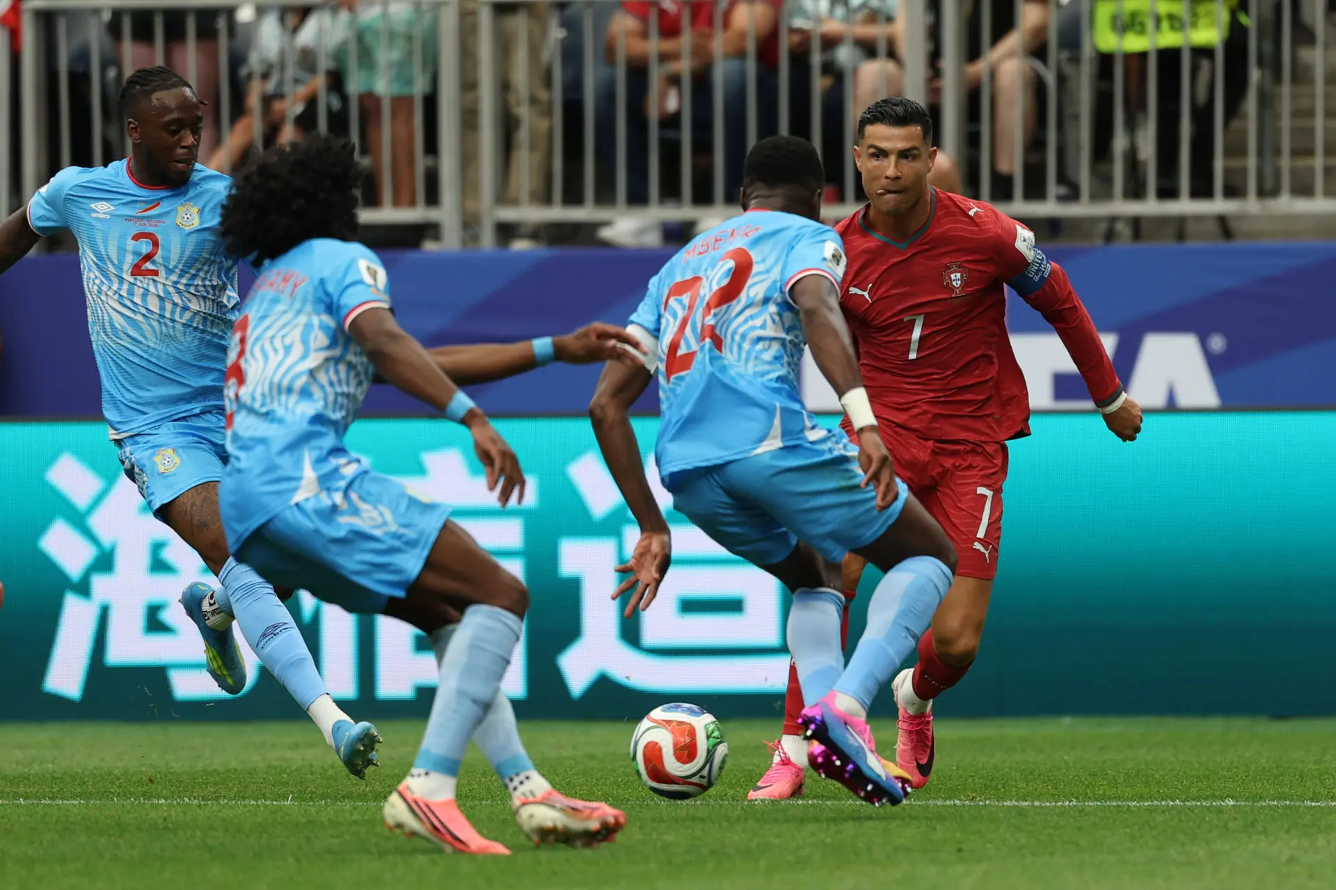 Portugal pushed for victory, but the solvency of the Congolese goalkeeper and the order of his backlog ensured points sharing. Photo: EFE.