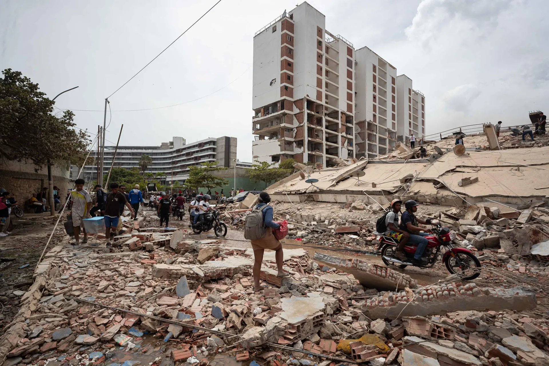 861 international rescue personnel from Switzerland, United States, Spain, Ecuador, Italy, Colombia, El Salvador, Mexico, Chile, Panama, Dominican Republic and a special team of the United Nations are working togheter the national teams in La Guaira. Photo: EFE.