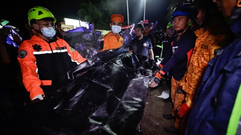 Rescue teams and humanitarian organizations are stepping up their search for the missing and the distribution of drinking water in the Mindanao communities that have been isolated by the earthquake. Photo: EFE