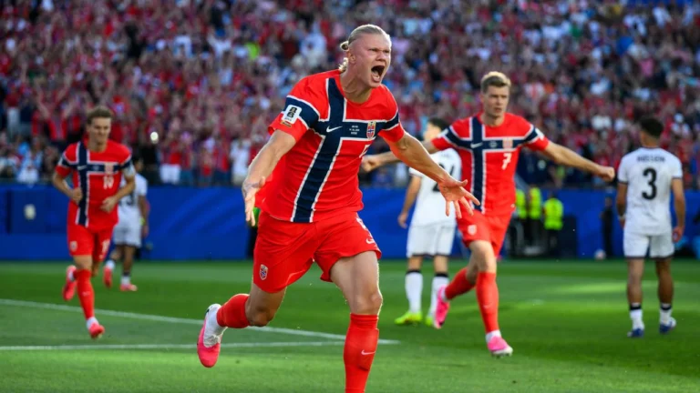 Striker Erling Haaland scores a brace to lead the European side to the top of Group I while Iraq struggles after defensive errors. Photo: Deportes TVC.