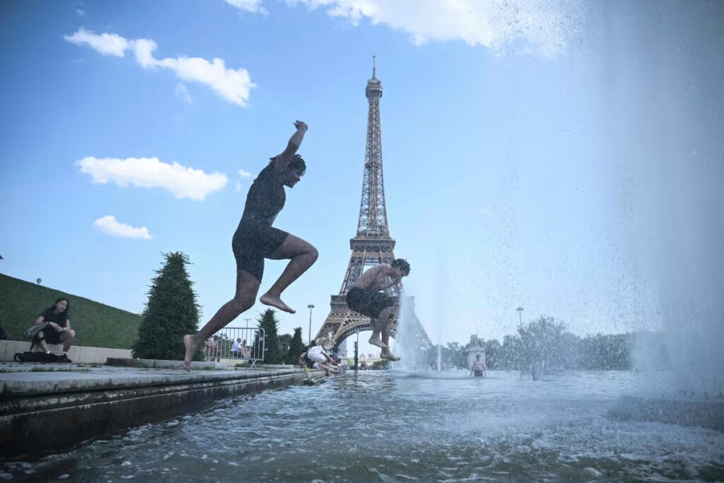 The national weather service issued a red alert on thermal records approaching 40 degrees Celsius in 49 departments, predicting the extension of the maximum alarm to a record 54 departments. Photo: AFP.