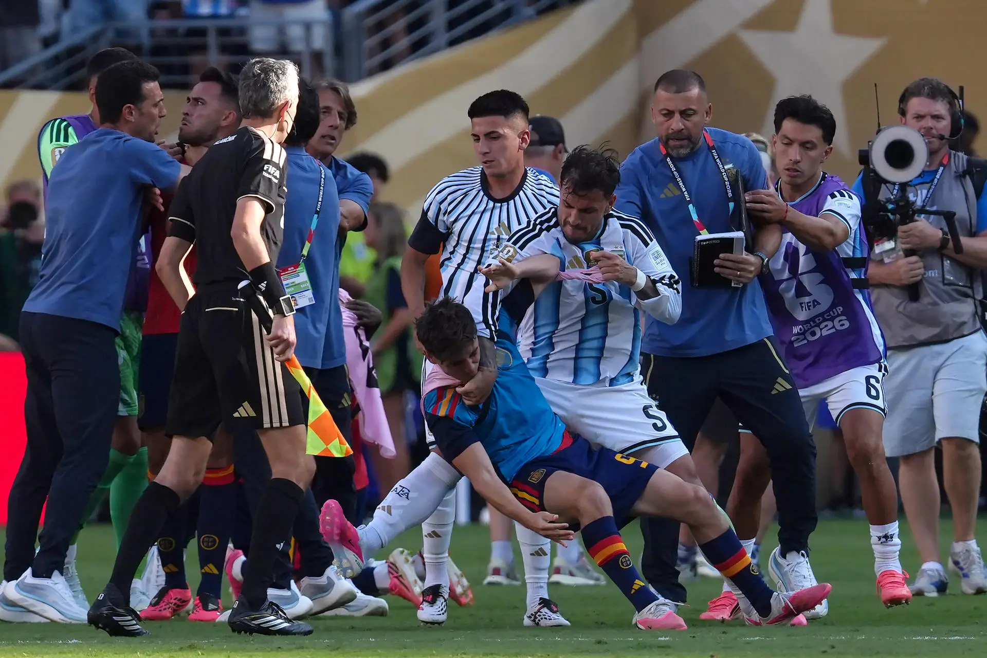 The FIFA Disciplinary Commission opened proceedings against the Argentine Football Association (AFA), footballers and technical staff. Photo: EFE.