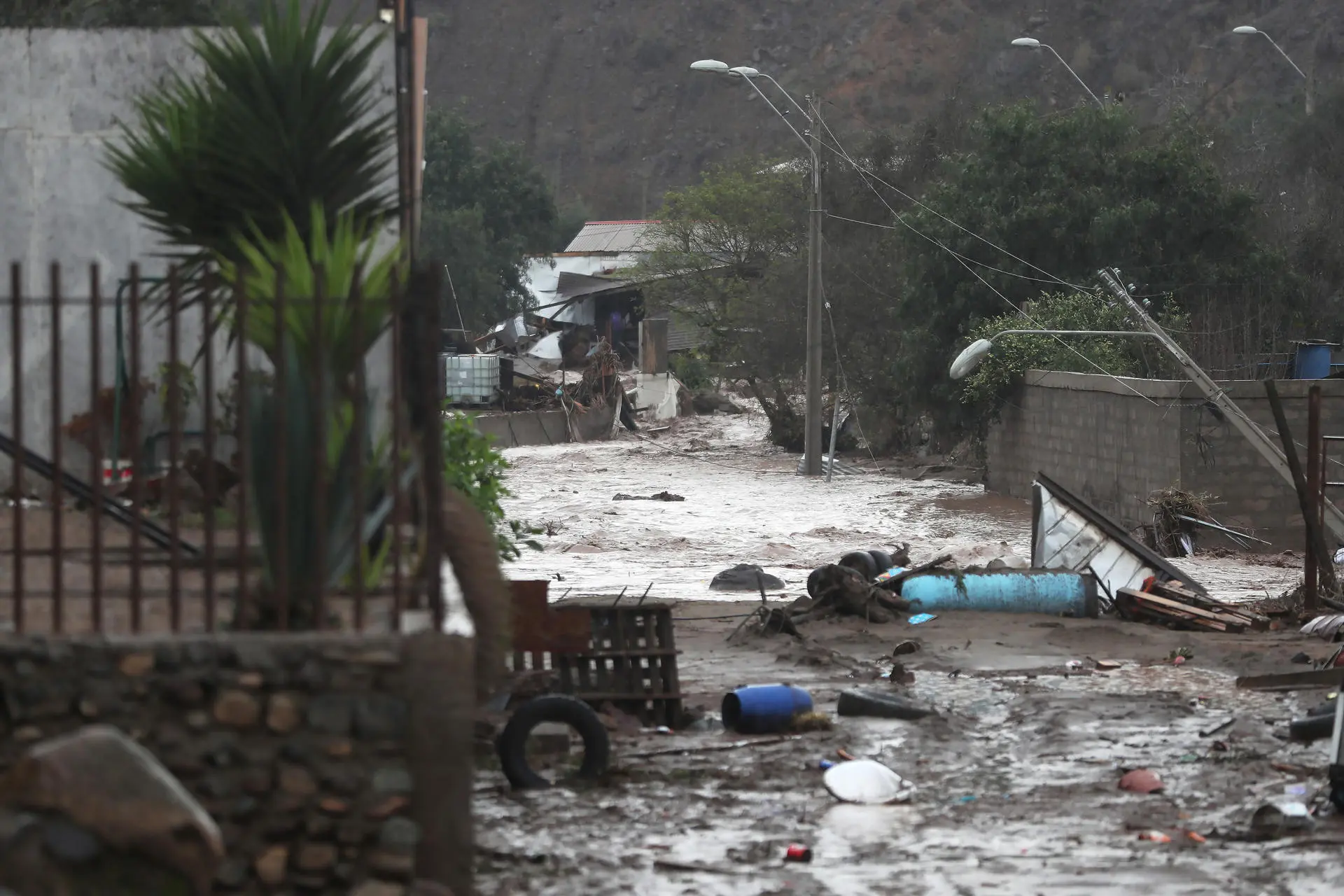 The government declared a disaster zone in Coquimbo and Huasco province in Atacama, while more than 63,000 people remain isolated and thousands lack electricity and drinking water. Photo: EFE.