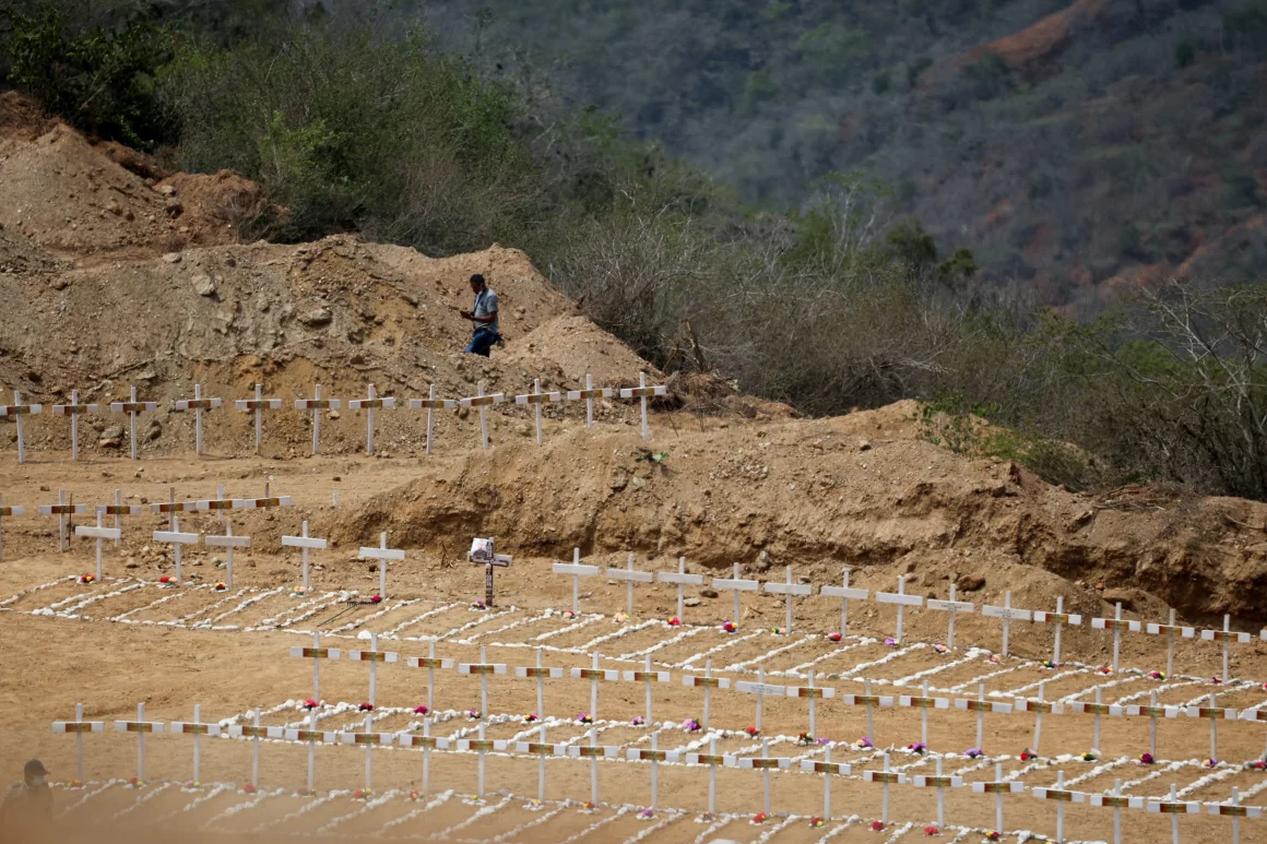Venezuela, La Esperanza Cemetery, La Guaira, June 24 earthquakes, forensic identification, individual graves, disaster response, earthquake victims.