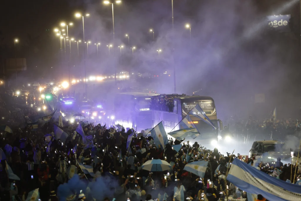 "Thank you forever", the fans chanted as the caravan slowly advanced under the persistent drizzle. Photo: EFE.