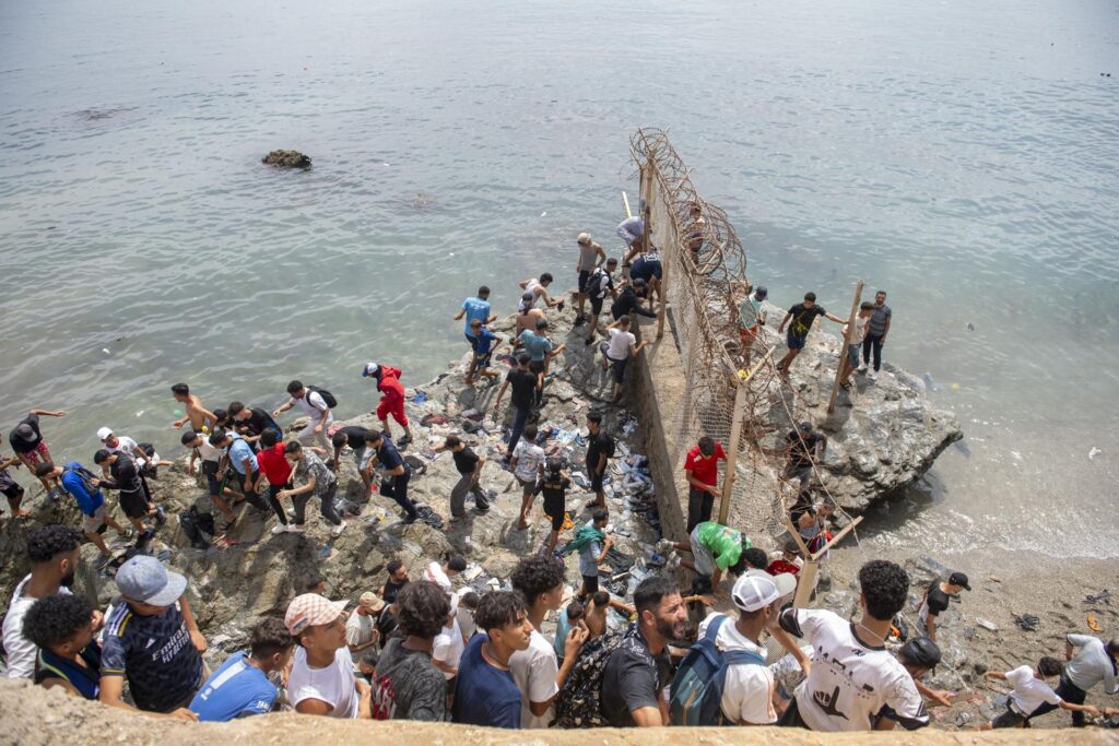 From the European Commission they detailed that, currently, a contingent of 20 personnel of the European Border and Coast Guard Agency is deployed at the seaport of Ceuta. Photo: EFE.