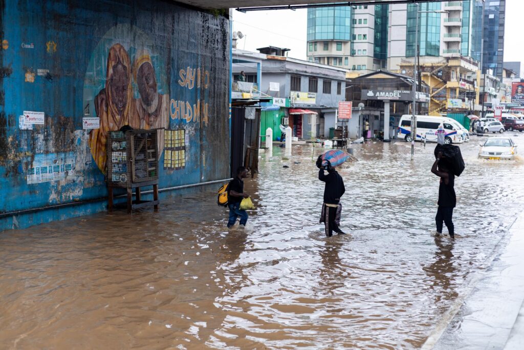 Emergency teams and rescue institutions carry out evacuation work in neighborhoods flooded by heavy river rains in West Africa. Photo: EFE.