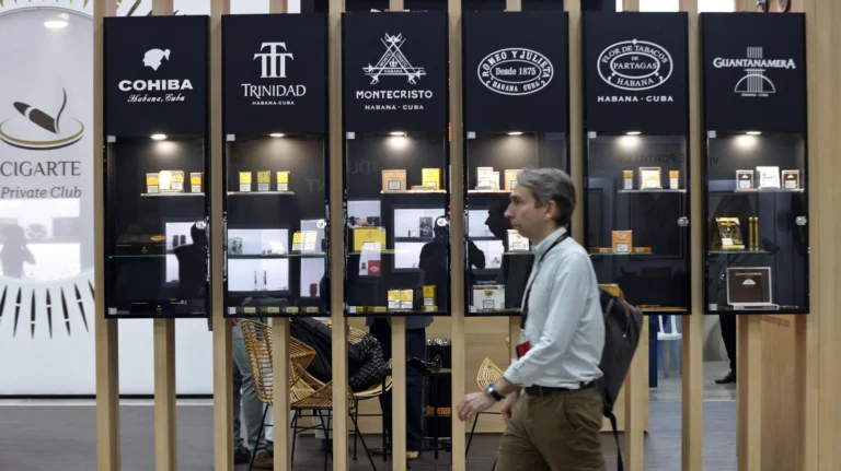 In its 2025 edition, the auction reached a record $18.72 million for seven global brand humidors, whose funds went to the country’s public health system. Photo: EFE.