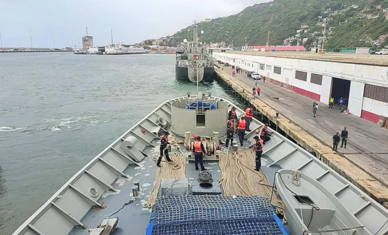 The ship carried 227 tons of supplies, while a second vessel completed the cargo with 114 additional tons. Photo: EFE.