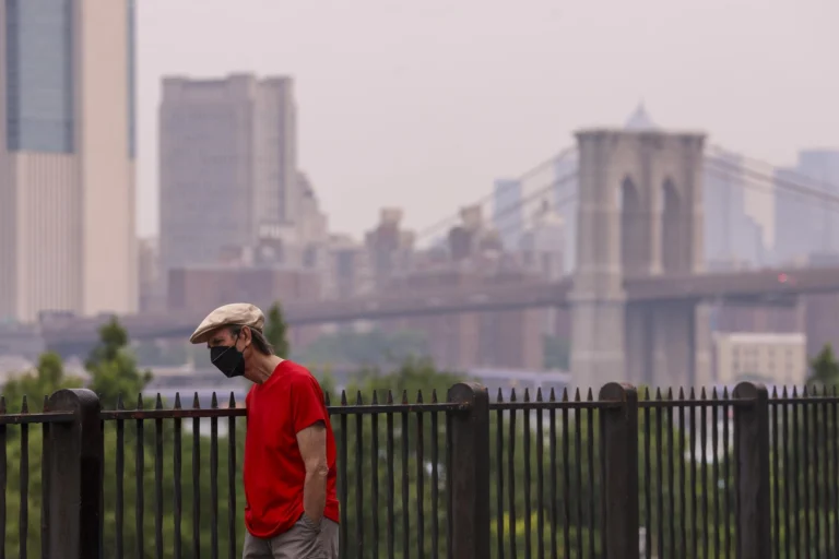 Health authorities warned about respiratory and cardiovascular risks for attendees and footballers. Photo: EFE.