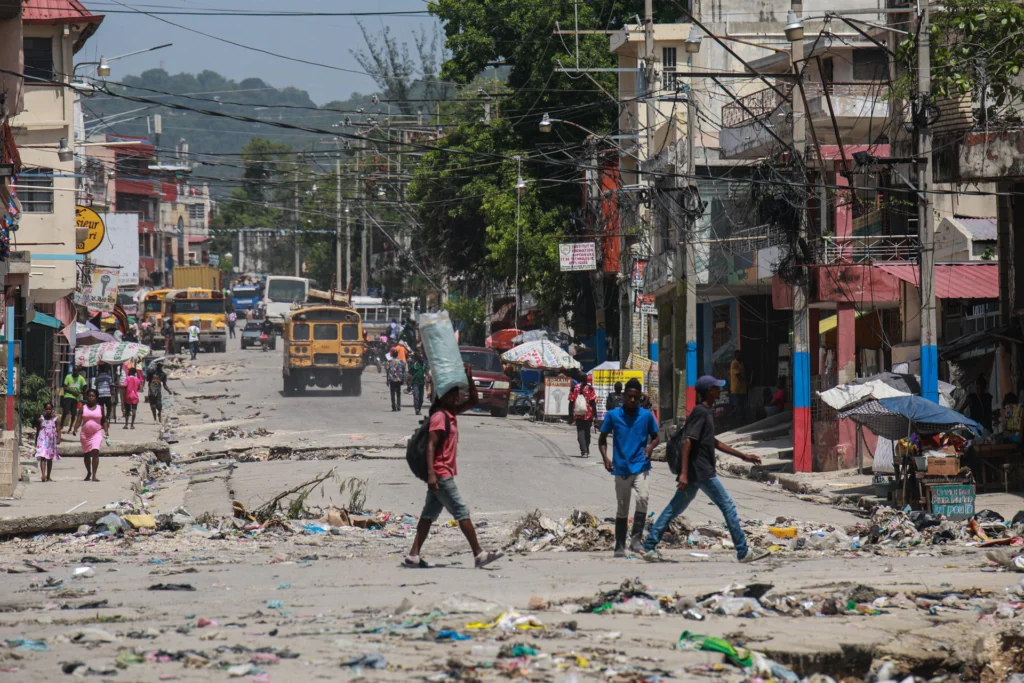 The Provisional Electoral Council of Haiti reshapes the election day as popular sectors demand security guarantees. Photo: EFE.