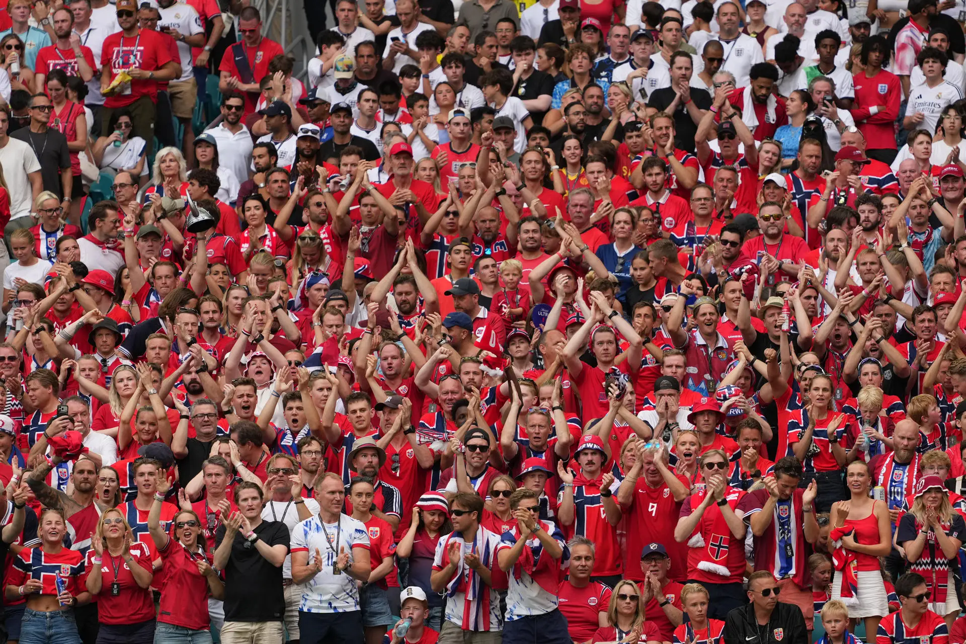 This massive movement of fans transcends mere statistical success, underscoring the enduring power of football as a unifying phenomenon on a global scale. Photo: EFE.