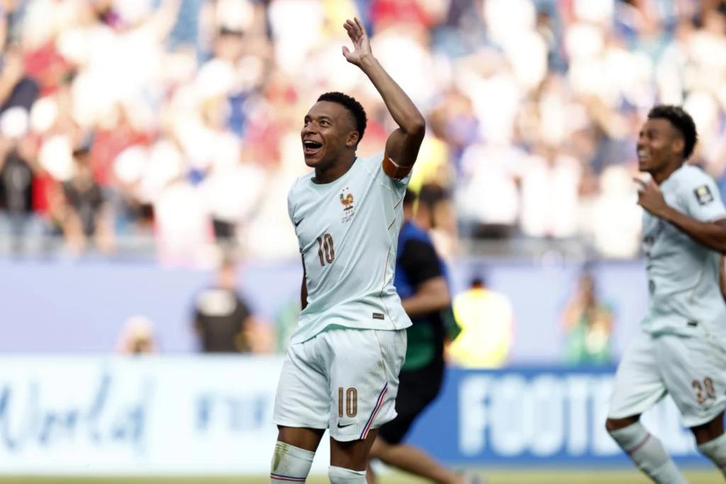 When opening the scoresheet, Mbappé became the first footballer in the history of the World Cups to score a minimum of eight goals in two different editions, reaching 20 goals in his career. Photo: EFE.