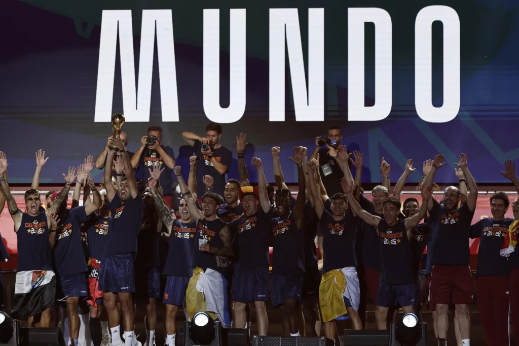 Spanish team at the Cibeles Square on Monday. Photo: EFE.