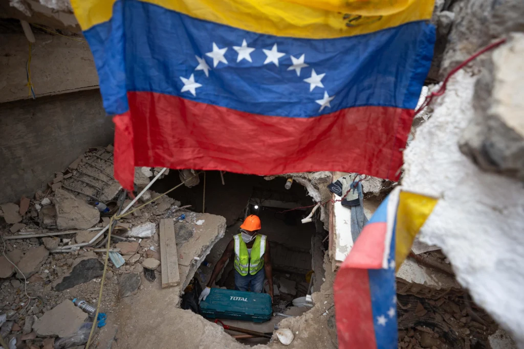 The tasks are carried out through a coordinated work of national and international brigadiers who support the deployment despite the physical wear implied by the emergency. Photo: EFE.