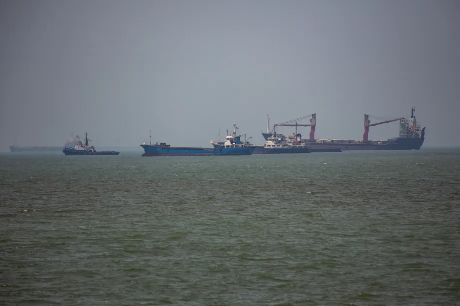Iran warns of Strait of Hormuz transit ban over frozen asset compensation plan.