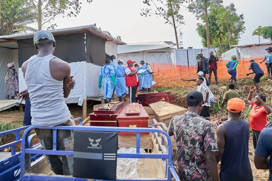 (FILE) Relatives of Ebola victims collect bodies at the Mongbwalu hospital in the Congolese province of Ituri. Photo: EFE.