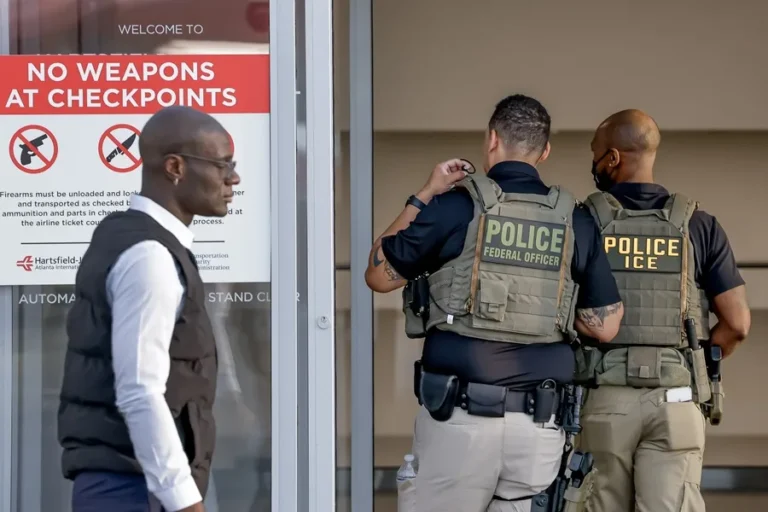 (FILE) U.S. Immigration and Customs Enforcement (ICE) agents at Atlanta International Airport, on March 23, 2026. Photo: EFE.