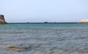 (FILE) Ships crossing Hormuz, seen from Oman. Photo: EFE.