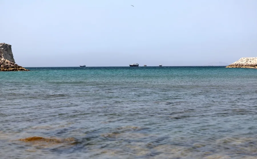 (FILE) Ships crossing Hormuz, seen from Oman. Photo: EFE.