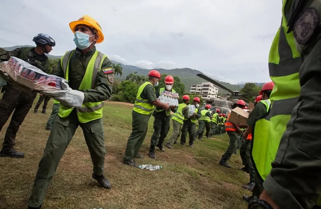 From the Air Base in La Carlota, they send drinking water, food and other supplies to areas of the coastal state affected by devastating earthquakes. Photo: X/@mippci_ven.