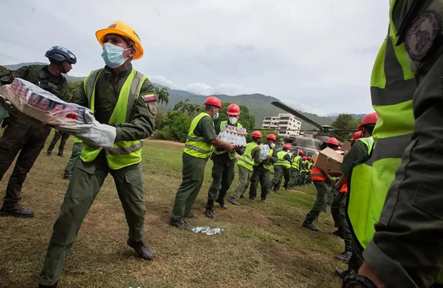 From the Air Base in La Carlota, they send drinking water, food and other supplies to areas of the coastal state affected by devastating earthquakes. Photo: X/@mippci_ven.