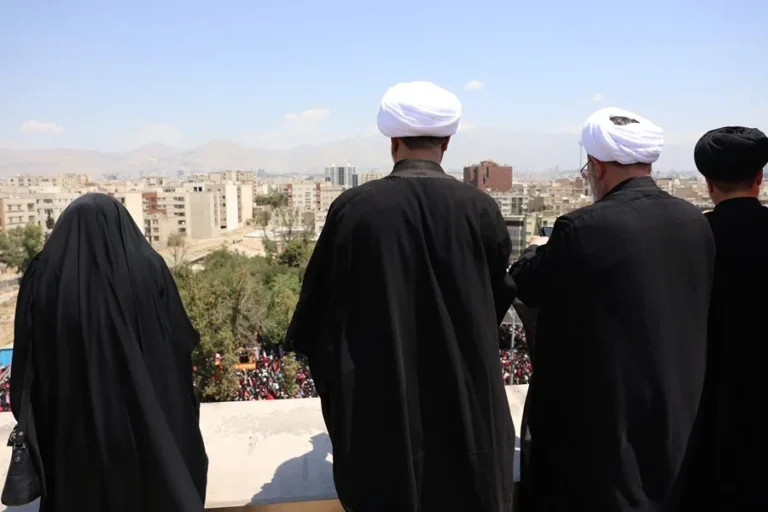 (FILE) Iranians watch the funeral ceremony of the late Supreme Leader of Iran, Ayatollah Ali Khamenei, from a rooftop in Tehran, Iran, on July 6, 2026. Photo: EFE.