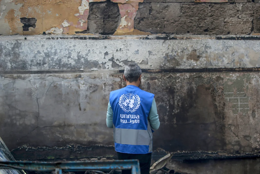 (FILE) An UNRWA worker. Photo: EFE.