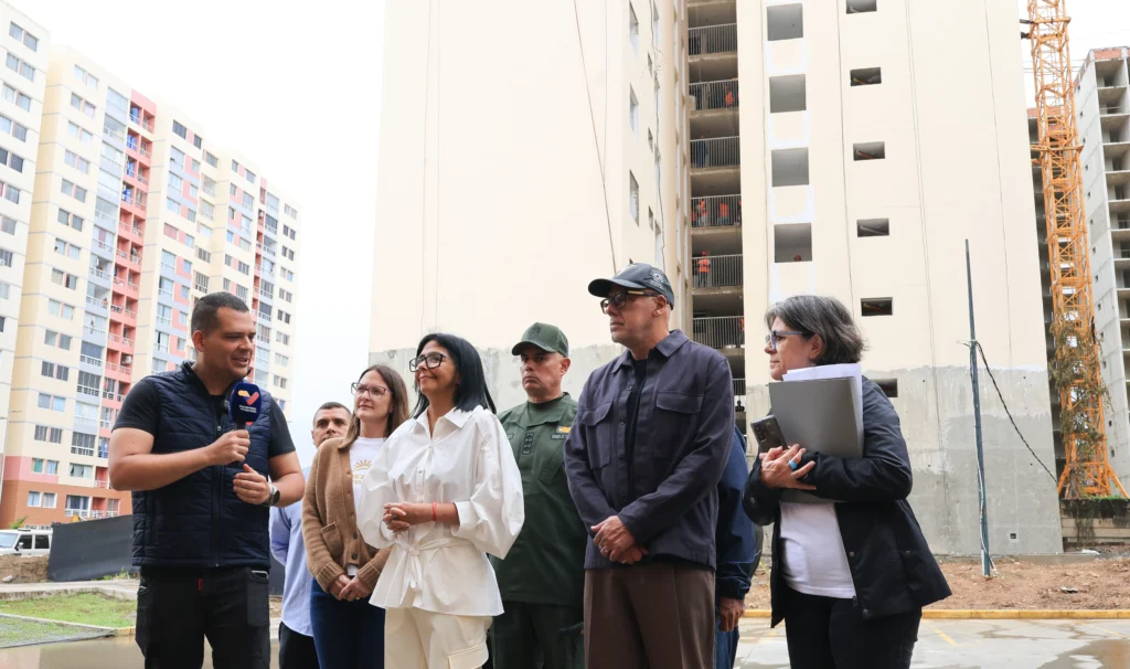 The Acting President toured the urbanization in which the homes are located and visited with beneficiary families. Photo: Presidential Press.