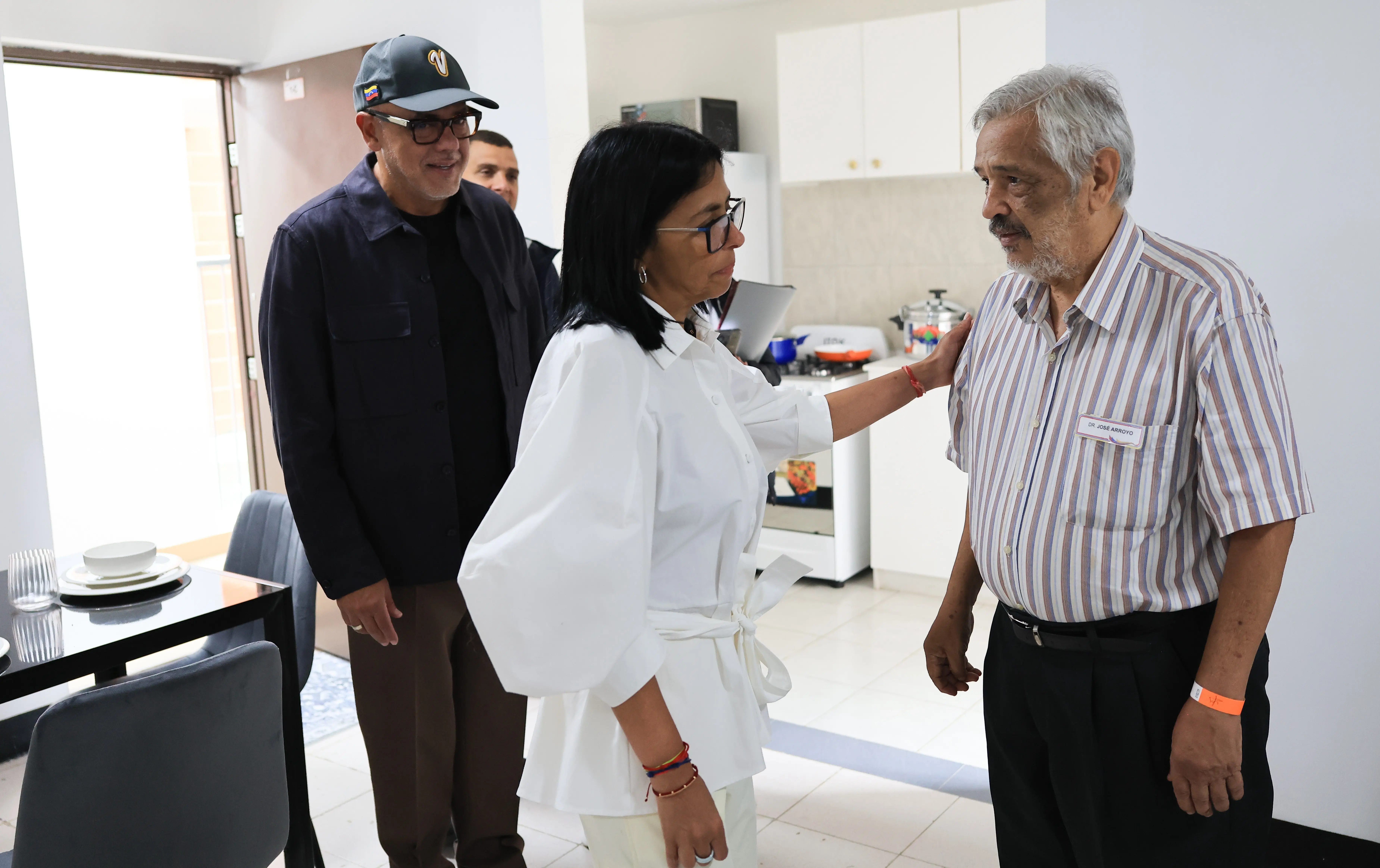 The Acting President toured the urbanization in which the homes are located and visited with beneficiary families. Photo: Presidential Press.