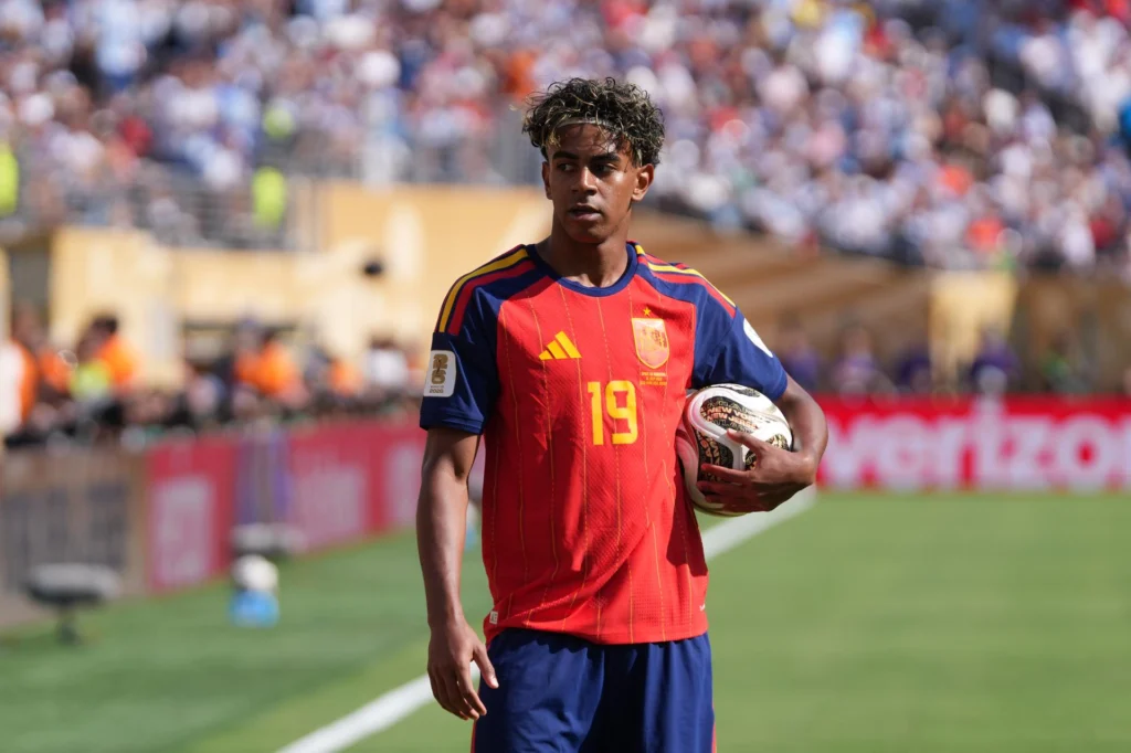 Lamine Yamal etched his name into football immortality on July 20 by winning the FIFA World Cup 2026 with Spain at just 19 years and 6 days old in a dramatic final with the defending champion team that confirmed the arrival of a generational talent. Photo: EFE.