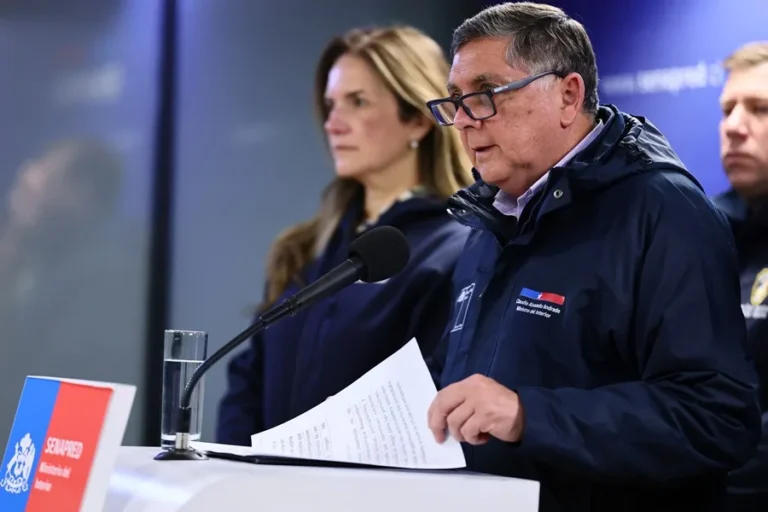 The dual minister of the Interior and the General Secretariat of Government, Claudio Alvarado, speaks during a press conference this Thursday, in Santiago (Chile). Photo: EFE.