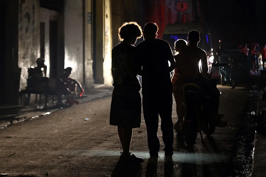 File image of Cuban people talking on the streets amid a national blackout. Photo: EFE.