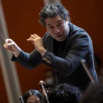 (FILE) Gustavo Dudamel will conduct an unprecedented concert to send a message of resilience and support the reconstruction after the recent earthquakes. Photo: Los Angeles Times.