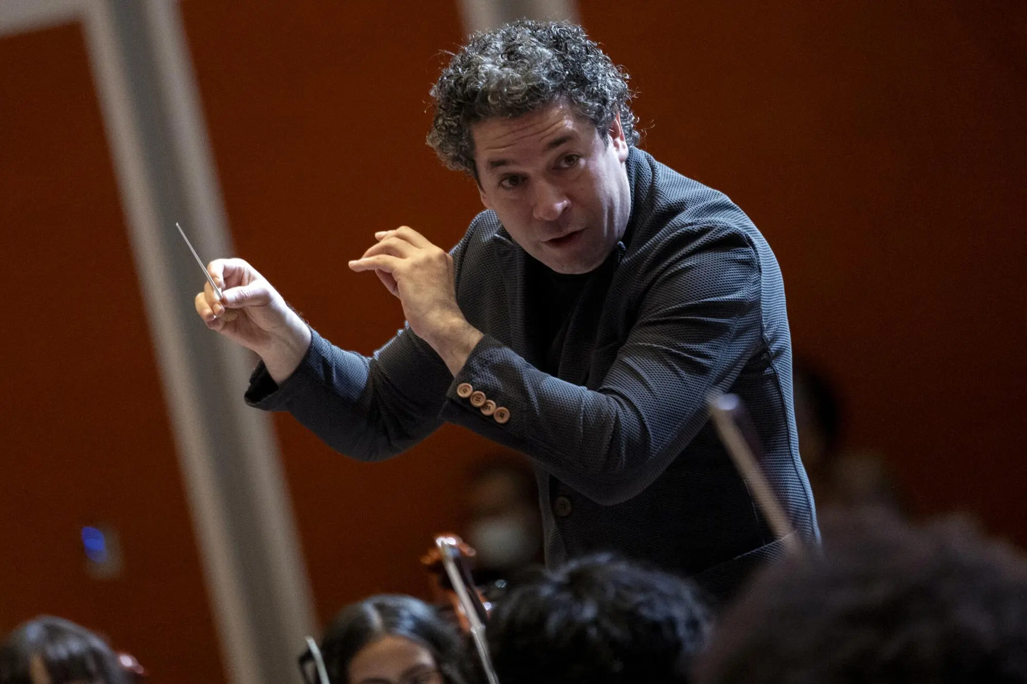 (FILE) Gustavo Dudamel will conduct an unprecedented concert to send a message of resilience and support the reconstruction after the recent earthquakes. Photo: Los Angeles Times.