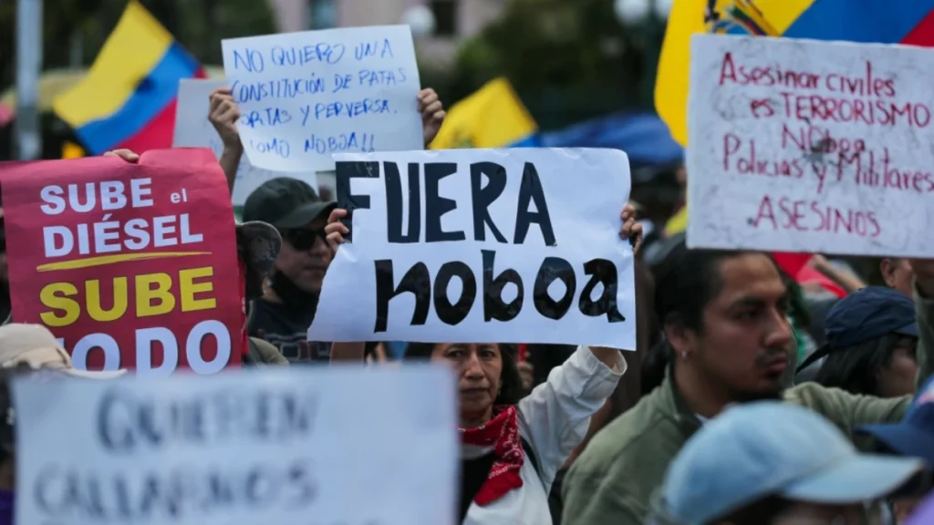 Protesters Rally Outside Ecuador’s CNE to Reject Suspension of Amigo Movement