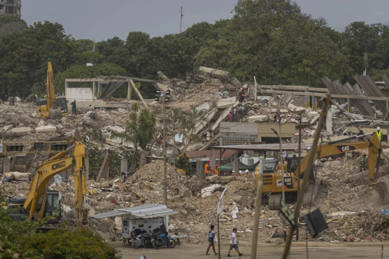 La Guaira recovery, Venezuela earthquakes, yellow-tagged buildings, reconstruction, debris removal, Cati La Mar, Ministry of Public Works, Waraira Repano