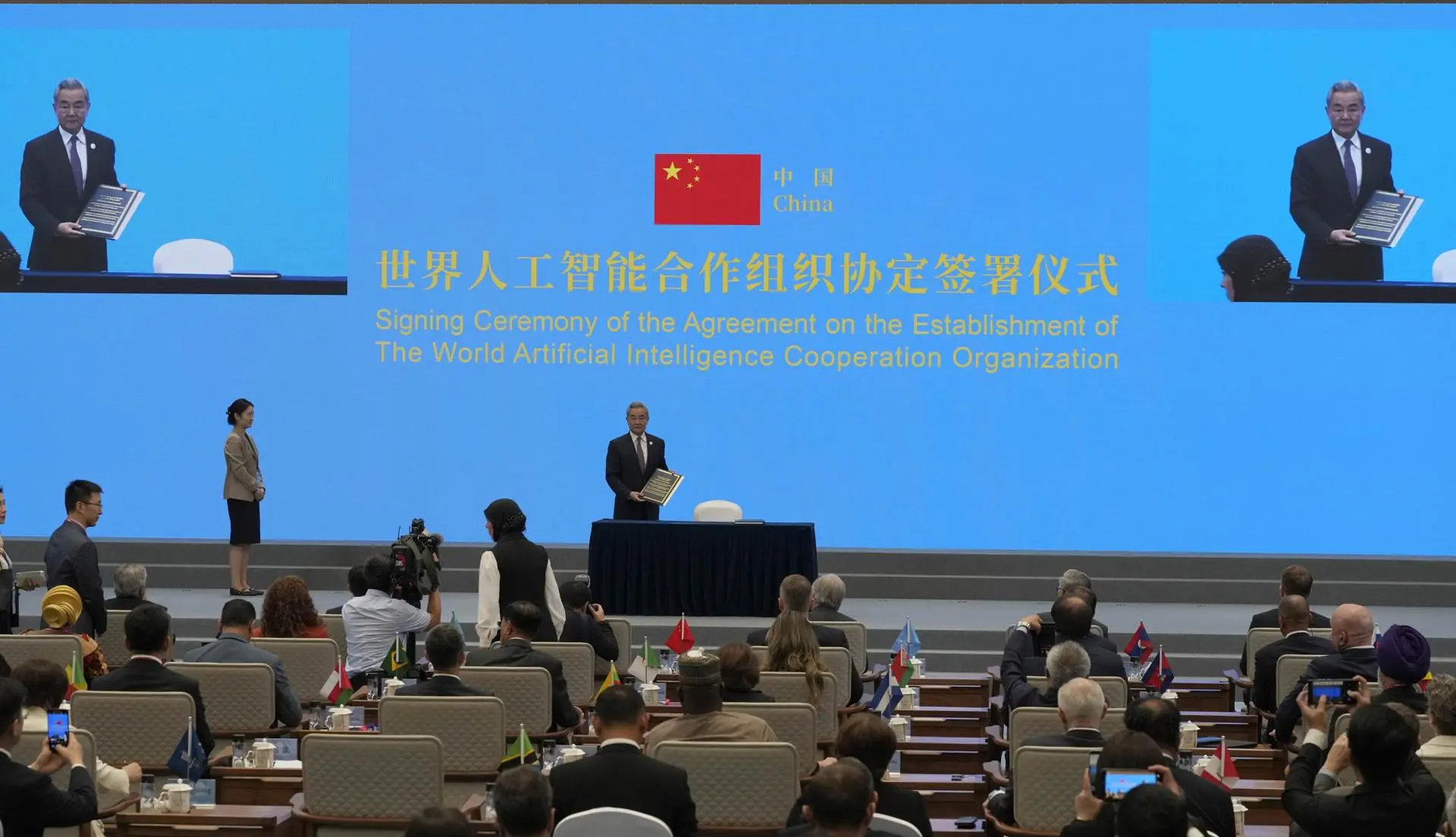 Chinese Foreign Minster Wang Yi led other signatories to sign the Agreement on the Establishment of The World Artificial Intelligence Cooperation Organization ahead of the World AI Conference in Shanghai. Photo: EFE.
