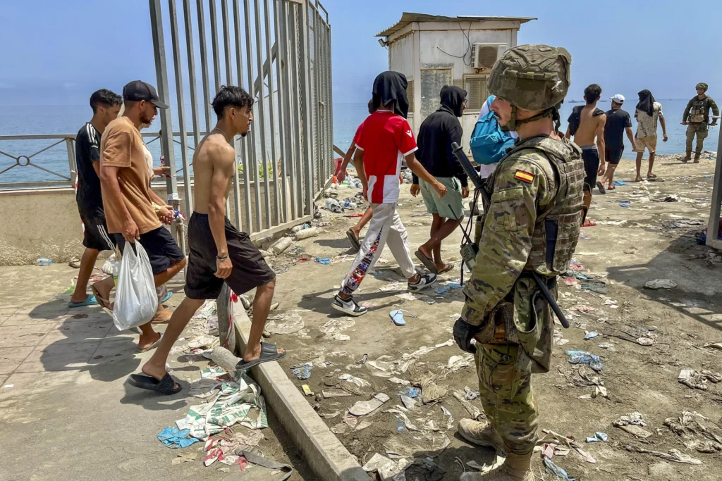 The situation at the border exposed the precarious living conditions that Moroccan youth go through, marked by high rates of unemployment and repression to social protests demanding improvements in health and education. Photo: EFE.