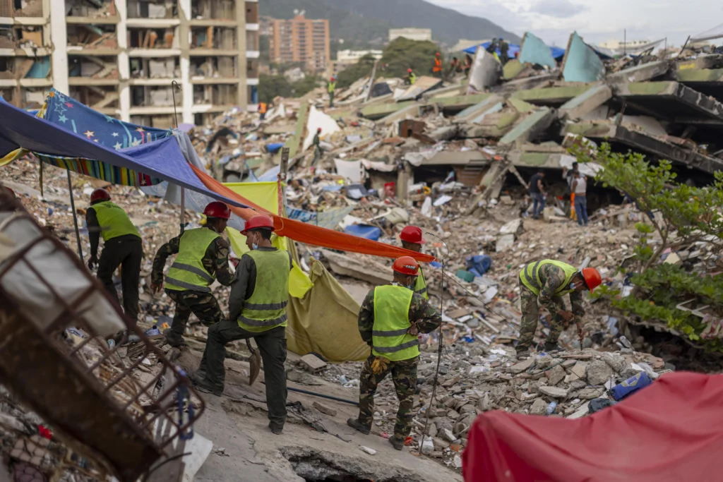 Rescuers emphasize that search and rescue efforts in the areas affected by the double earthquake are not stopping. Photo: EFE.